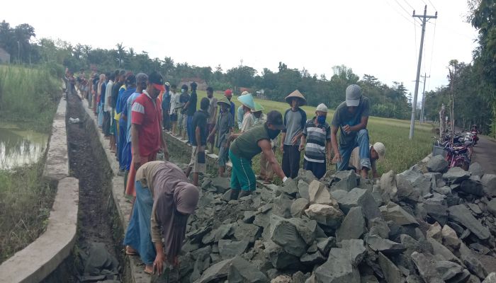 Kerja Bakti Irigasi Pertanian Desa Kalirejo