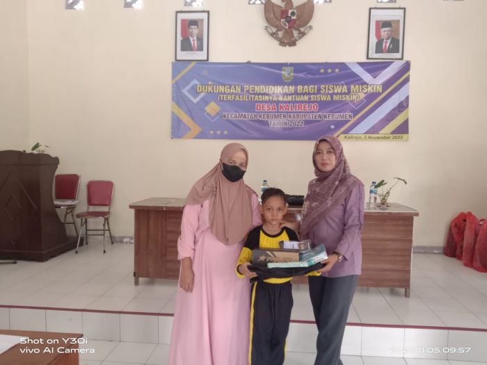 Fasilitasi Bantuan Bagi SIswa Miskin Desa Kalirejo  01