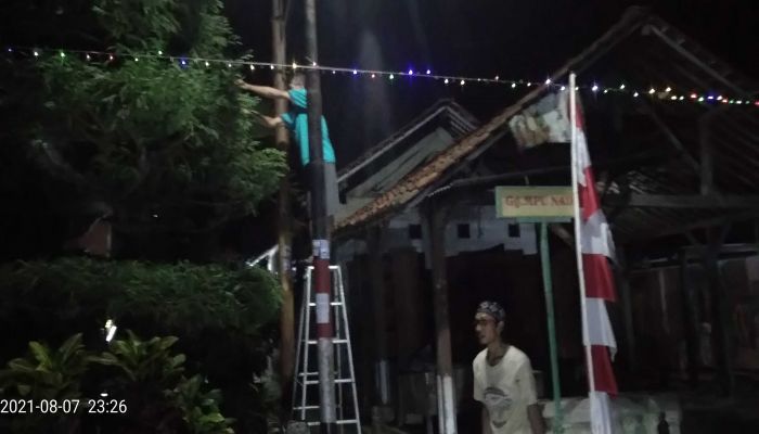 Kerja bakti warga Desa Kalirejo, HUT RI ke-76 01