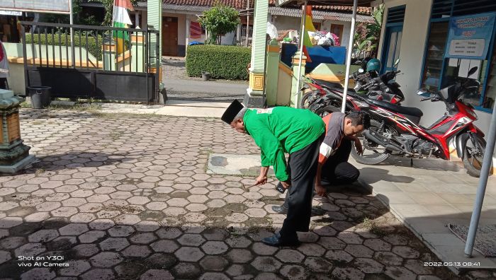 Germas jumat sehat dengan kerja bakti lingkungan kantor balai desa Kalirejo 01