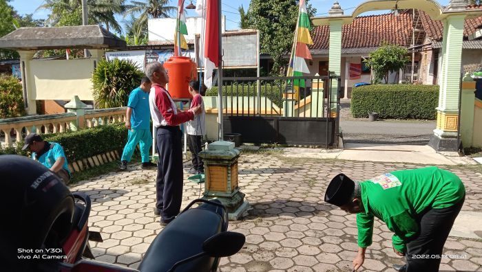 Germas jumat sehat dengan kerja bakti lingkungan kantor balai desa Kalirejo